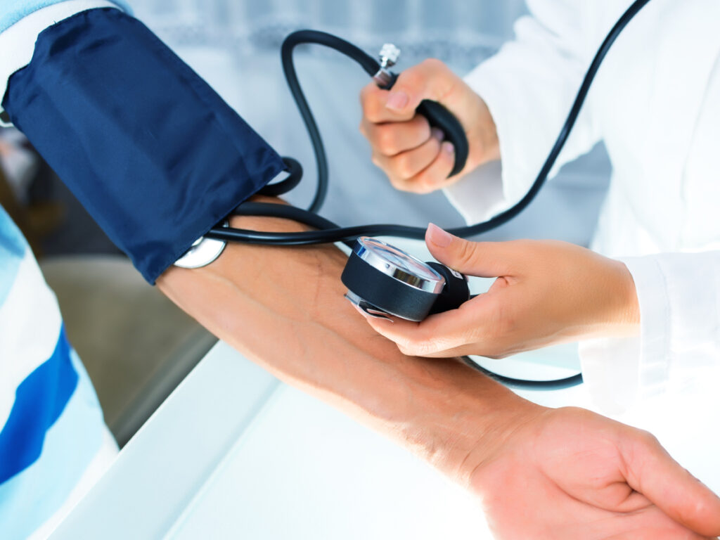 Pomiar ciśnienia krwi na wizycie kardiologicznej - kardiolog Bielsko Beskidcare